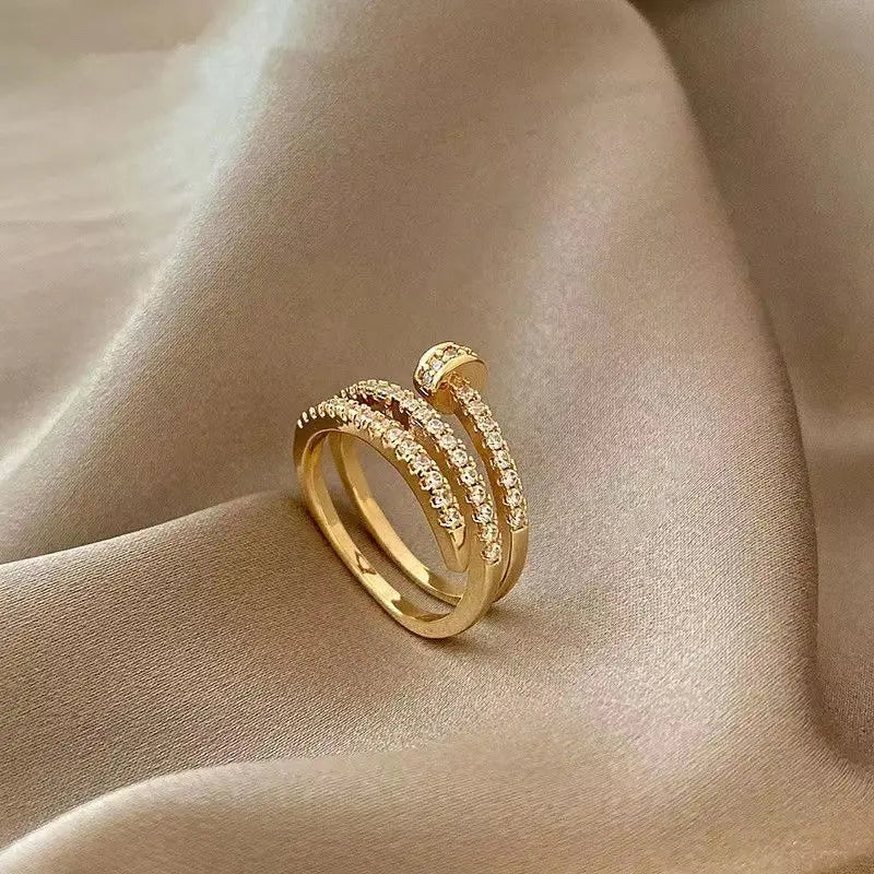 Anel dourado zircônia chefine