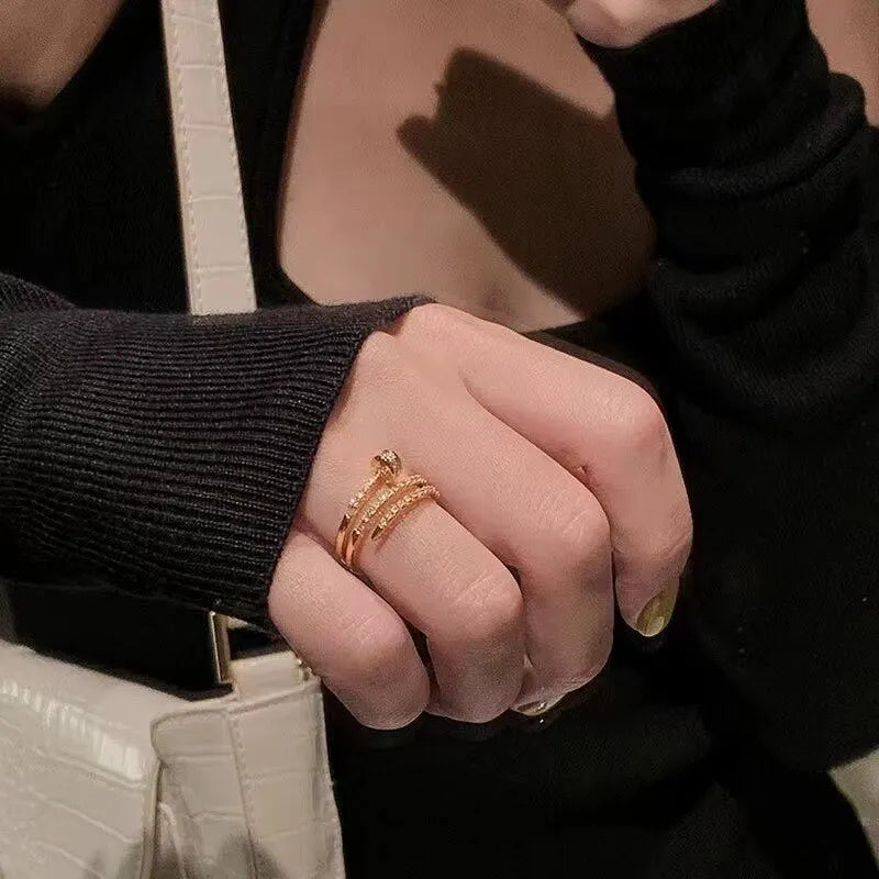 Anel dourado zircônia chefine